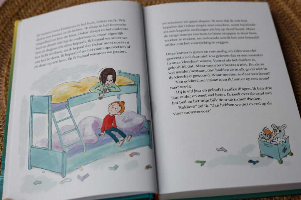 bladspiegel Oskar en ik in het stapelbed dat we delen