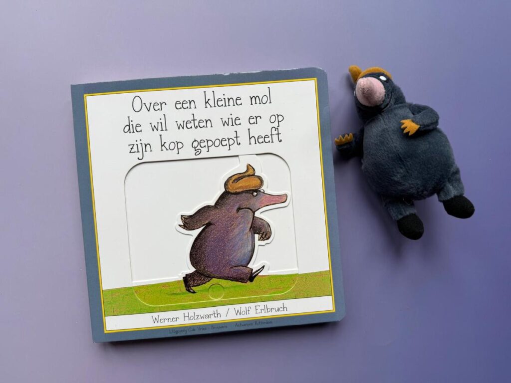 Schuifjesboek over een kleine mol die wil weten wie er op zijn kop gepoept heeft