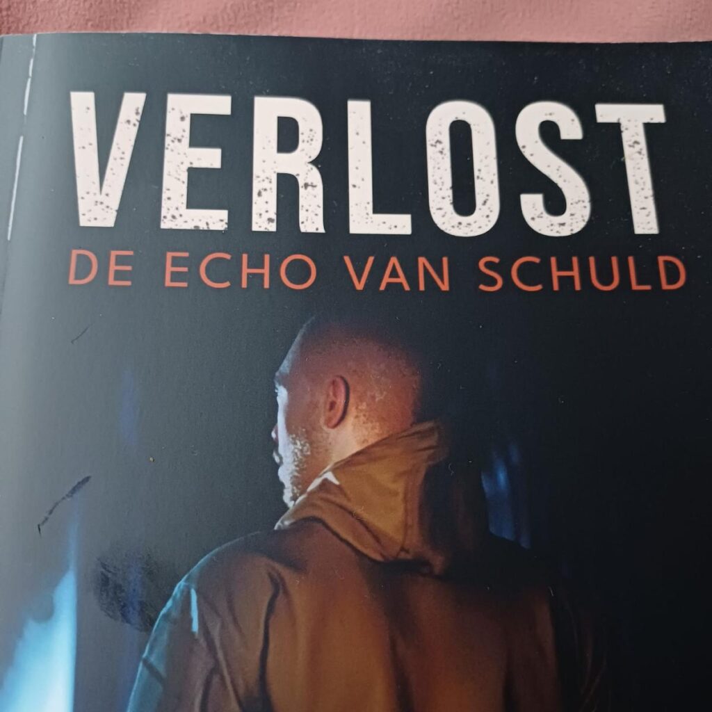 Thrillerdebuut 'Verlost De echo van schuld - van auteur Paul van Dijk thriller voorkant cover omslag kaft