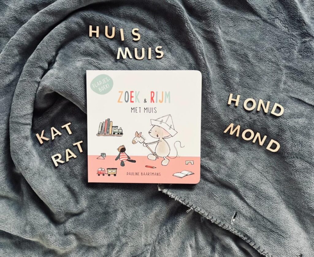 Muis en Beer gaan samen weer op avontuur door hun huis en tuin. Ze zijn namelijk allemaal spulletjes kwijt; tijd om ze te gaan zoeken en op te ruimen. Maar oh nee, wat een pech... de woordjes die ze zoeken vallen weg. Zoek en rijm jij mee met Muis en Beer?