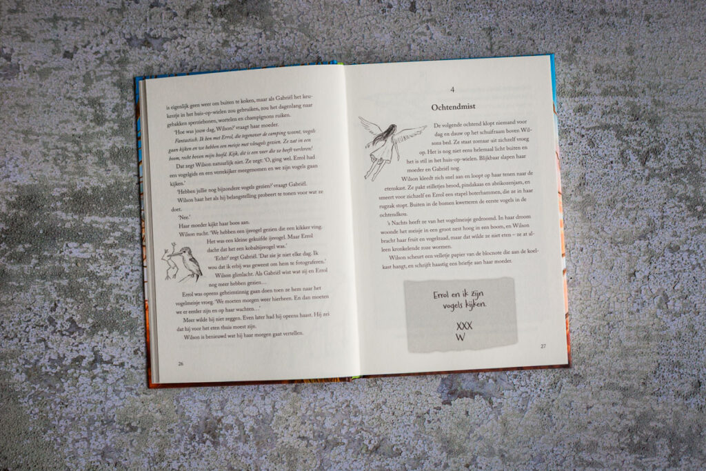 bladspiegel 2/3 pagina 26 Willow laat een briefje achter voor haar ouders omdat ze met Errol op zoek gaat naar het vogelmeisje