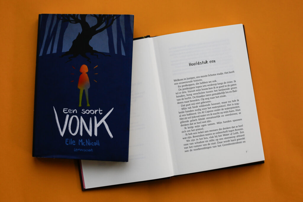 bladspiegel 1/3 pagina 7 Hoofdstuk 1 met het eerste boek Een soort vonk