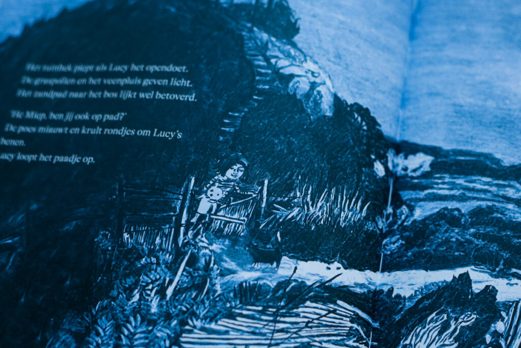 illustratie van Lucy die de nacht in loopt