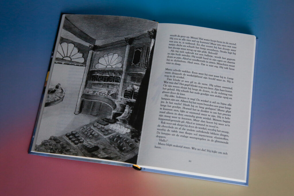 bladspiegel 2/3 pagina 21 met links een paginavullende illustratie van Manu in de chocolaterie