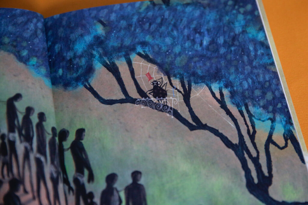 ingezoomd op het balkon van Anansi in de boom