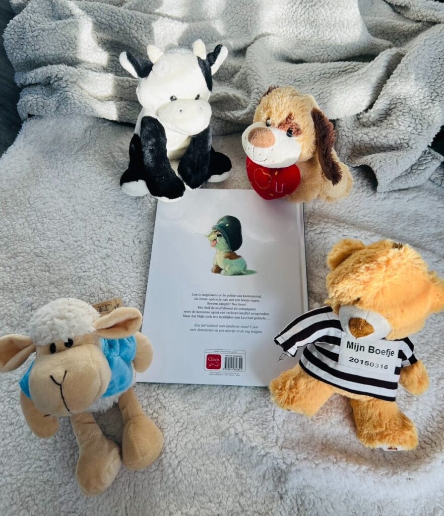 Agent Lou op knuffeljacht achterkant achterflap synopsis samenvatting cover omslag kaft