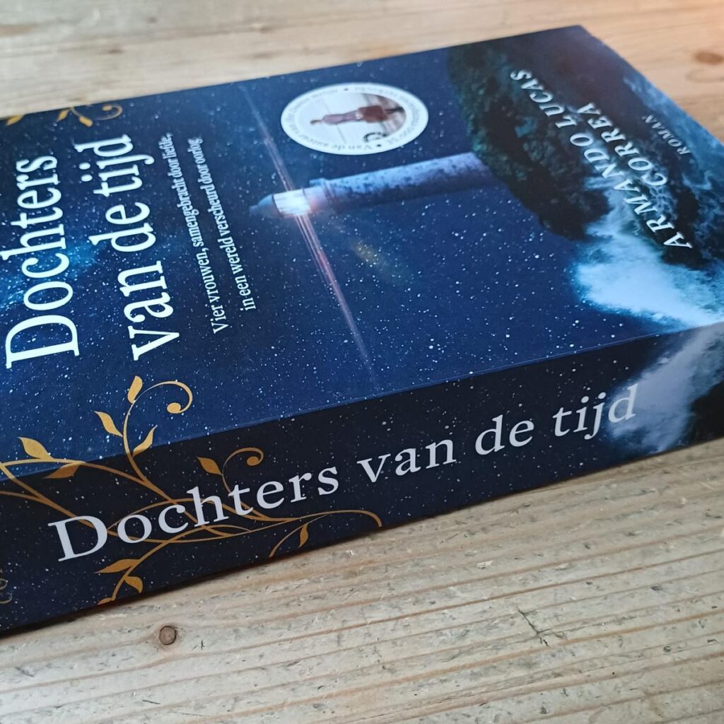 Roman 'Dochters van e tijd' van auteur Armando Lucas Correa voorkant cover omslag kaft zijkant rug