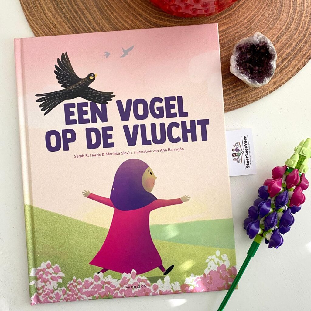 Een vogel op de vlucht voorkant cover omslag kaft prentenboek