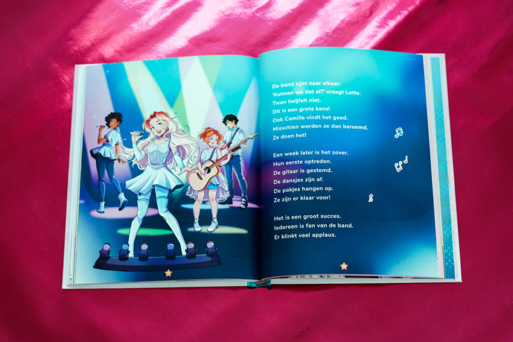 bladspiegel pagina 78 en 79 kleurige bladvullende illustratie met Camille en haar band. Op de andere pagina witte letters