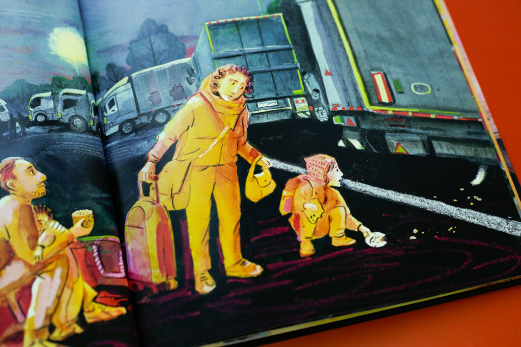 Op veel spreads is een kat te vinden die symbool staat voor de hoop van het meisje maar ook de zware tocht die zij en haar familie doorstaan