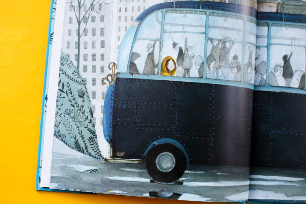 prentenboek effie lada meisje stapt met haar gele jas in de bus tussen de grijze mensen