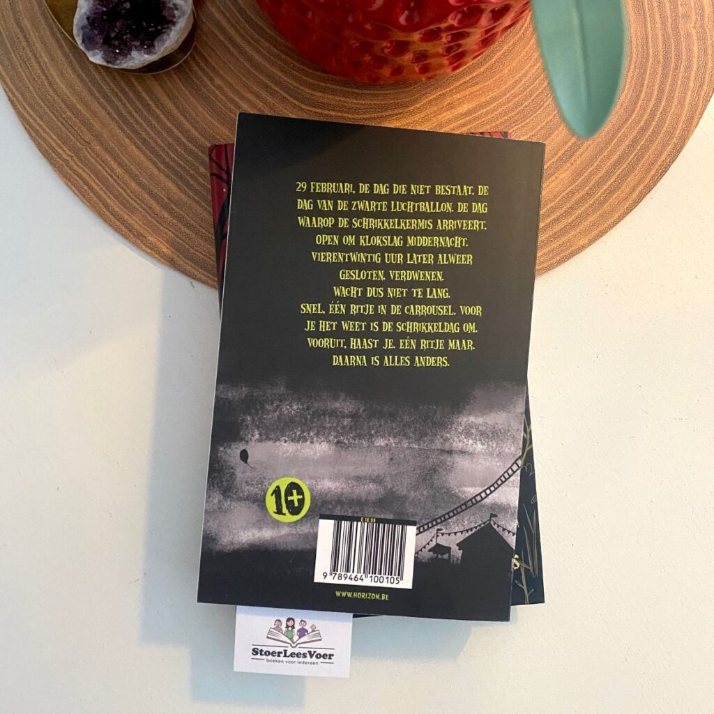 Schrikkelkermis achterkant achterflap synopsis samenvatting cover omslag kaft tom thys leslie saurus middernachtmerries