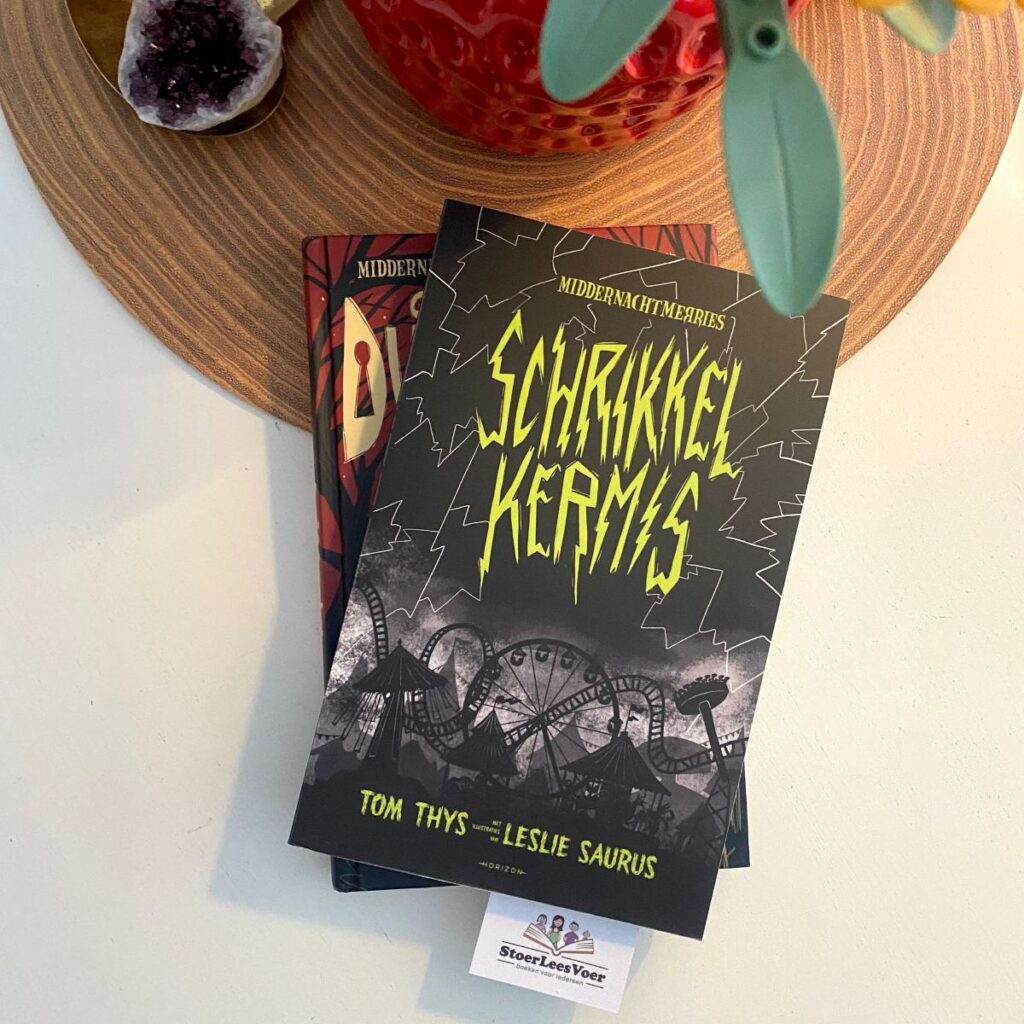 Schrikkelkermis voorkant cover omslag kaft tom thys leslie saurus middernachtmerries