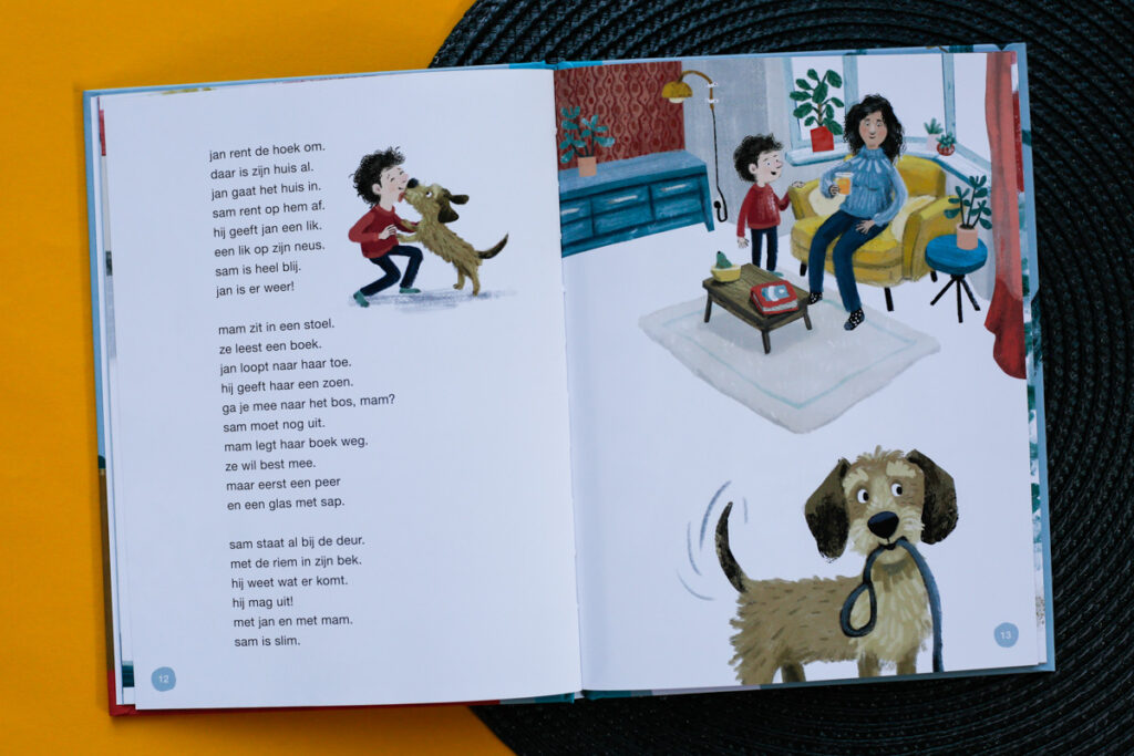 bladspiegel van jan met hond sam en mama op de bank