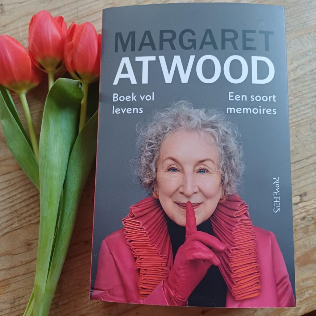 Boek vol levens, een soort memoires van Margaret Atwood voorkant cover omslag kaft